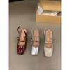 Sandálias francesas com bico vermelho, sapatos femininos novos de verão 2025, bico quadrado, salto alto, sapatos Mary Jane prateados