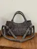 Bolso bandolera europeo y americano retro de gran capacidad con tachuelas, nuevo estilo coreano simple casual para hombro o axila, principios de otoño 2026