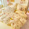 Juego de cuatro piezas de algodón acolchado fresco y sencillo estilo Ins, ultra suave para dormir sin nada, estampado floral estilo pastoral, juego de tres piezas para dormitorio, funda de edredón de gasa de doble capa