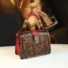 2026 Nova Bolsa de Mão Elegante Vintage com Flores em Relevo e Alça de Bambu Couro Genuíno Grande Capacidade Bolsa Feminina Estilo Étnico para Mulheres de Meia-Idade