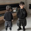 Conjunto de Moletom de Gola Alta e Calça Xadrez Escovada Infantil para Primavera e Outono 2025 Novo Conjunto Casual de Duas Peças para Meninos