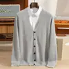 Nuevo suéter de cachemira de color liso para otoño e invierno, camisa de punto de manga larga para hombre, cálida y gruesa, cárdigan de punto de un solo pecho con cuello en V para usar como prenda exterior