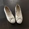 Diseño elegante~ Zapatos Mary Jane de piel de oveja con lazo de encaje con volantes exquisito, zapatos casuales de piel de oveja de tacón bajo y punta redonda