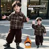 Conjunto de roupa de inverno para meninos 2026 novo estiloso bebê outono e inverno jaqueta xadrez conjunto de três peças roupas de inverno infantis