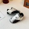 Sapatos para Meninas 2026 Primavera Novo Modelo Tênis de Treino Infantil Solado Macio Sapatos Casuais Loafers com Velcro para Meninos do Ensino Fundamental