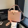 Nuevo 2025 Bolso Decorativo Simple en Forma de V Moda Ins Elegante Bolso Cubo Pequeño para Mujer de Hombro Cruzado de Moda