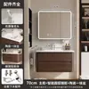 Conjunto de gabinete de baño estilo mediados de siglo de madera de nogal y aluminio de panal, incluyendo un lavabo de cerámica y tocador para el baño