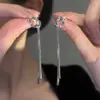 Diseño de nicho estilo frío borla anudada aretes largos elegantes lujo ligero personalidad moda aretes de botón para orejas combinan con todo