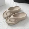 Chanclas de suela gruesa transfronterizas sensación de caca para mujer ropa de verano EVA suela ultrasuave playa clip para el pelo Hindi sandalias de clip