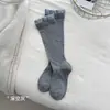 Calcetines de otoño e invierno todo en uno sin costuras estilo coreano hasta la pantorrilla, con un diseño juvenil con encaje y rayas verticales, efecto adelgazante, calidez, y hechos de algodón, estilo de tubo largo