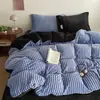Estilo Ins A-line listrado misto veludo de leite quente conjunto de quatro peças simples espessado capa de edredom de veludo coral conjunto de três peças para dormitório