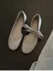 Primeiro Encontro com os Sapatos Vermelhos: Sapatilhas de Salto Baixo com Costuras Aparentes nos Dedos, Recortes Laterais, Abertura Rasa e Aumento Interno de Altura para Mulheres