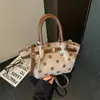 Bolsa de Mão Feminina de Grande Capacidade Estilo Coreano Nicho 2026 Nova Bolsa Grande de Lona com Bolinhas Bolsa Casual de Ombro Único de Axila