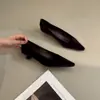 Zapatos de tacón de aguja de terciopelo estilo francés con punta fina para mujer, novedad otoño 2026, zapatos elegantes de tacón bajo, ajustados, para el trabajo, de diseño suave