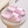 La nueva colección de verano de Qida Shun de pantuflas lindas y unisex: antideslizantes, para uso en el hogar y el baño, perfectas para parejas, y disponibles para venta al por mayor como pantuflas de interior de EVA