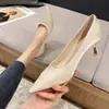 2026 Nuevo Estilo Elegante Color Champaña Claro Superficie de Seda Punta Fina Tacón de Aguja Zapatos de Tacón Alto Versátiles para Mujer para el Lugar de Trabajo Escotados Moda Zapatos Individuales