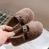 Moda Bebê Estilo Retrô Sapatos Peludos 2026 Inverno Meninas Plush Quente Sapatos Mary Jane Solado Macio Sapatos de Algodão Peludos