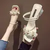 Chinelos para Mulheres para Usar Fora, Novo Estilo Verão 2025, Sandálias de Salto Médio para Mulheres, Salto Grosso, Uma Tira, Decoradas com Flores, Sandálias Femininas de Bico Aberto