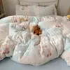 Juego de Cuatro Piezas Grueso Cálido de Invierno Estilo Encaje de Leche Estilo Coreano Estilo Princesa Estilo Falda de Cama Funda de Edredón de Coral Fleece Sábana