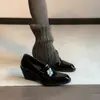 Novos mocassins elegantes de couro patenteado estilo coreano 2026 para mulheres, bico fino, slip-on estiloso de salto alto, sapatos pequenos de couro
