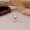 Colar com Pingente de Trevo de Quatro Folhas e Pétalas de Diamante Pontilhado Feminino Luxo Leve Moda Novo Estilo 2025 Corrente de Clavícula Simples e Versátil