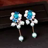 Brincos de pino prateados com designs de flor e borboleta cravejados de diamantes, pingentes de pérola, luxo leve, brincos estilo corte vintage, alta qualidade, adequados para rostos redondos, brincos femininos