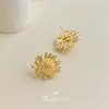 Brincos de Tarraxa Pequenos Florais Simples Margarida Prata Banhada 14K Estilo Francês Vintage Moda Commuter Alta Qualidade Brincos de Fábrica