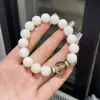 Pulseira feminina com pedras de jade branco, bodhi e garra de gato em pedra Shoushan - Acessórios