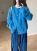 Senso de Design! Cardigã de Tricô Azul de Alta Qualidade, Jaqueta Única e Super Bonita para o Início do Outono, Suéter de Veludo Imitação de Mínk Branco