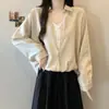 Las mujeres de talla grande lucen geniales con esta camisa de principios de otoño, perfecta para un atuendo relajado y elegante.. Es un diseño de dos piezas falso con cuello en V y mangas largas