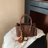 Bolsa tote de moda nova outono/inverno 2026 transfronteiriça, bolsa de ombro estilo retrô, bolsa de axila de nicho e de alta qualidade