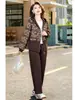 Conjunto casual de otoño para mamá, un atuendo elegante y moderno para mujeres de mediana edad este año, que ofrece un look juvenil y disponible en tallas grandes como un conjunto deportivo.