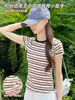 H421 Camiseta Listrada Cuidadosamente Selecionada para Mulheres com Cores Contrastantes e Ombro Direito Redutor de Idade Algodão Puro Manga Curta Estilo Verão Slim Sexy Top Básico