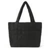 Bolso acolchado de un solo hombro estilo otoño e invierno moderno de alto valor, bolsa de plumón para debajo del brazo, bolso de hombro tipo tote ligero de gran capacidad