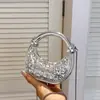 Bolsa de mão acrílica mini, compacta e requintada, um estilo europeu e americano moderno e único, com acabamento brilhante, projetada para mulheres e perfeita como uma bolsa de ombro estilosa ou uma clutch de noite.