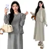 Traje estiloso e elegante de outono/inverno para grávidas: um cardigã versátil e que afina o corpo combinado com um vestido sem mangas de corte solto - um conjunto de duas peças moderno para mães modernas