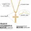 Estilo retro europeo y americano, lujo discreto, diseño de nicho: Collar colgante de acero inoxidable con baño de oro de 18 quilates y tratamiento conservador del color, con una cruz con piedras de circonita cúbica, para mujer