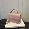 Este ano, bolsas de acabamento fosco transfronteiriças estão em alta.. Aqui estão os novos sacos quadrados pequenos de ombro único e bolsas transversais femininas da coleção de outono de 2026.
