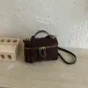 Bolsa Transversal Suede Retrô Feminina Nova Moda Pequena Quadrada Versátil para o Dia a Dia Sensação de Luxo Bolsa de Ombro