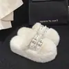 Tendencia de Temperamento Estilo Extranjero Versátil Cubre-Cabeza Pantuflas de Piel Ropa de Exterior para Mujer 2026 Estilo Coreano Nuevas Pantuflas de Algodón de Suela Gruesa para Invierno