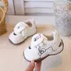 Tênis infantis de desenho animado para meninas, cor prata, com sola macia, modernos e uma ótima escolha para o uso diário e passeios casuais.