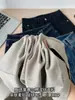 ¡Estos jeans están diseñados para hacer que tus piernas se vean más largas! Presentan elasticidad en cuatro direcciones, cintura alta, corte ajustado y pierna ligeramente acampanada, lo que los hace perfectos para el otoño.. También tienen un efecto de levantamiento de glúteos