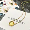 Conjunto de Colar Exquisito e Personalizado com Pedras Coloridas Triangulares Micro-Incustadas e Cristais Multifacetados na Cor de Doce da Fábrica de Guangzhou