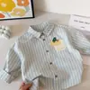 Camisas estilosas para meninos! Nova coleção de primavera de camisas listradas com colarinho para crianças, tops fofos e modernos estilo coreano para bebês