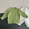 Ropa de Otoño para Bebé 2026 Nuevo Estilo Coreano Cardigan Verde Trenzado de Punto Redondo para Niños Ropa Exterior Moderna