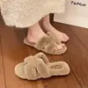 Pantuflas ligeras de felpa estilo europeo para mujer, nueva colección otoño/invierno 2026, diseño simple slip-on de suela plana, adecuadas para usar en exteriores, pantuflas de algodón