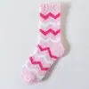 Nuevos Calcetines Cálidos de Coral Fleece para Otoño e Invierno, para Casa, Suelo y Dormir; Calcetines Rayados de Corazón hasta la Pantorrilla para Mujer, Mitad de Felpa