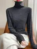 Camiseta base de cuello alto con bloques de color para mujer, suave y amigable con la piel, adelgazante, versátil para ir al trabajo, top de punto de manga larga