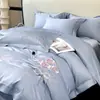 Lujoso y de alta gama, apto para la piel, juego bordado de cuatro piezas de sábanas de algodón lavado y funda de edredón, juego de sábanas ajustables de tres piezas, accesorios de ropa de cama