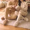 Nuevas pantuflas de algodón de suela gruesa para mujer, invierno 2026, cálidas y antideslizantes para interior en casa, pantuflas de suelo para parejas con forro de felpa, estilo masculino